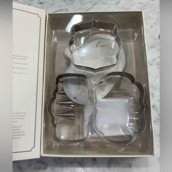 SOUTHERN LIVING 33-Piece Cookie Cutter & Stencil Set BRAND NEW - Picture 3 of 4